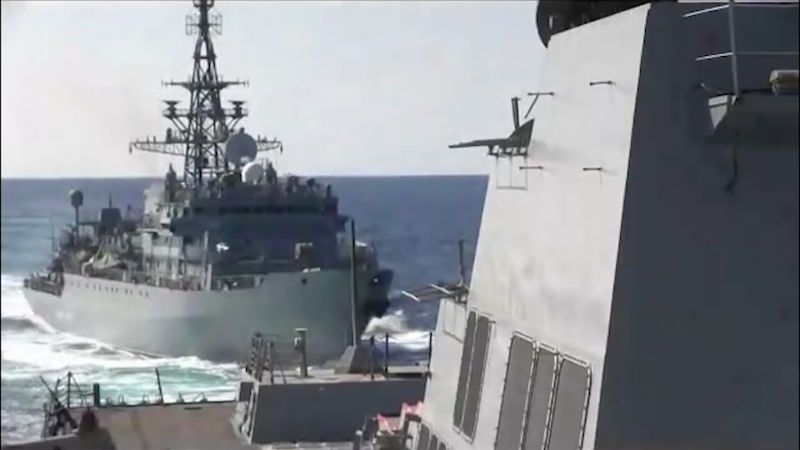 Americký torpédoborec troubil na ruskou loď, aby se nesrazily